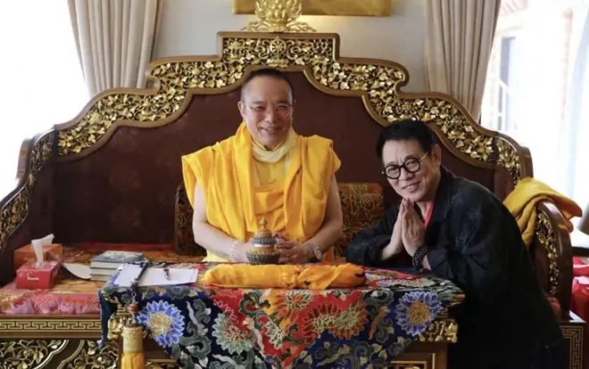 李连杰一家现身尼泊尔修行，64岁利智罕见露脸，短发素颜洗尽铅华
