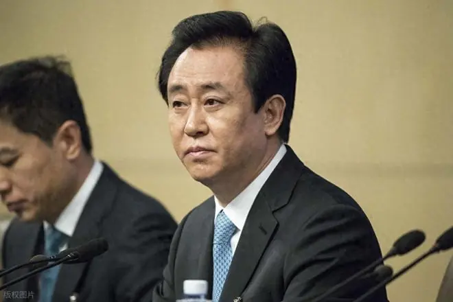 许家印认罪！2.4万亿窟窿，家族只拿走500亿，其余真金白银去哪了