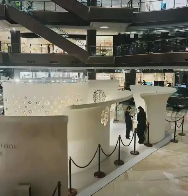 刚讹了人家1030万，转头就被周大福堵门口：LV你倒是再告啊