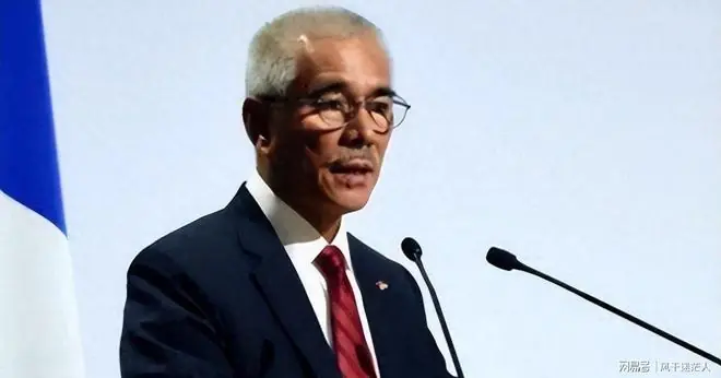 华裔总统上任第一件事,就是和中国断交,面对亡国危机又想来求助