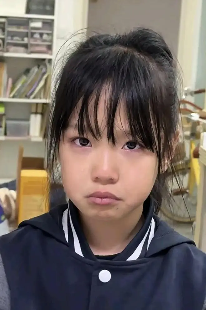 “好厌恶我的女儿”,家长砸坏10岁女儿的平板,引来评论区共鸣