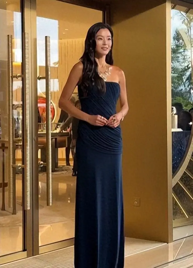 44岁全智贤现身香港伯爵晚宴,斗鸡眼愈发严重,脖子前倾胳膊黝黑