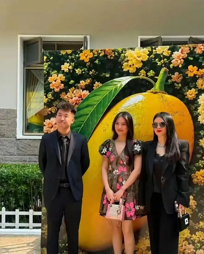 李湘王诗龄同框瘦成闪电！这回终于穿对了，15岁气质吊打一众名媛