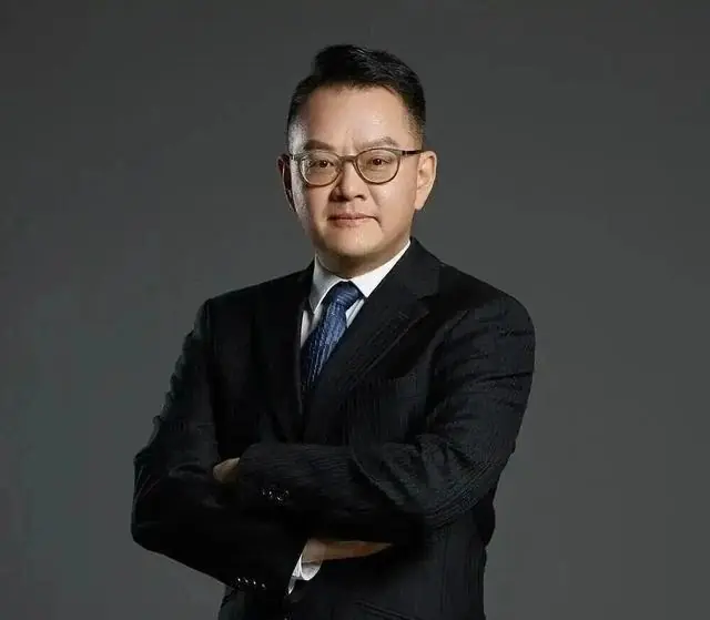 61岁董事长被全票罢免