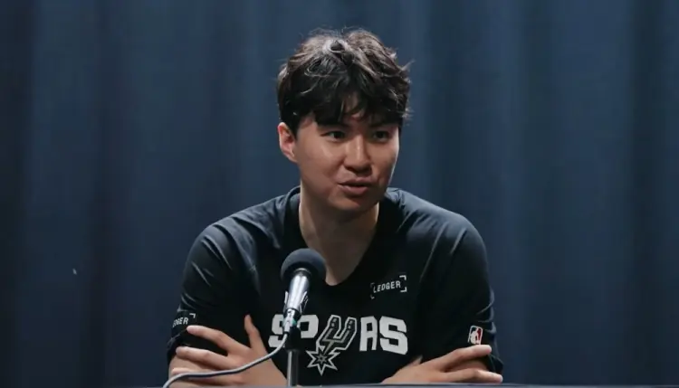 李贤重:我希望成为像克莱一样的球员 我的罚球节奏就是模仿他的