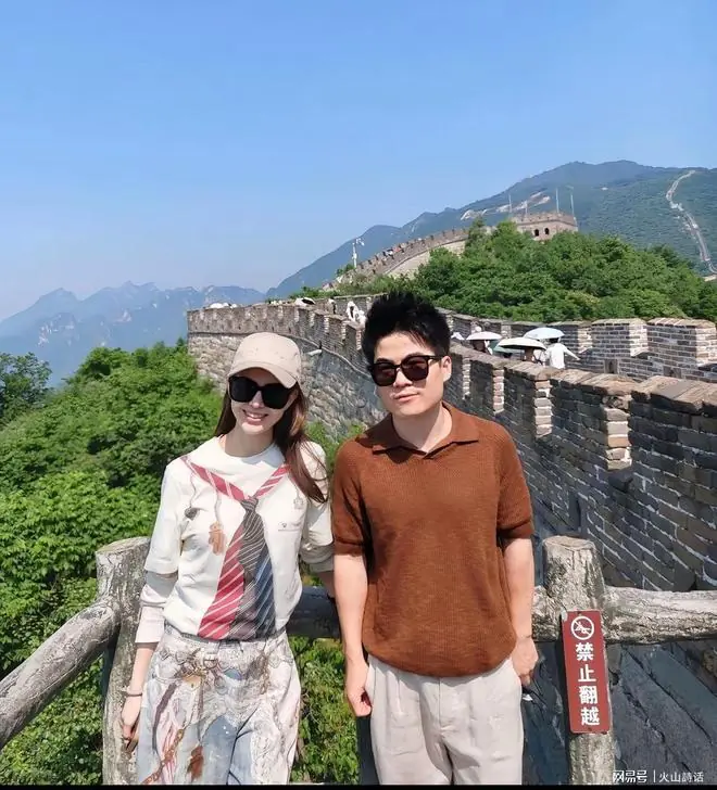 董宇辉与昆凌同游长城合照刷屏!网友:他凭本事追到自己的明星