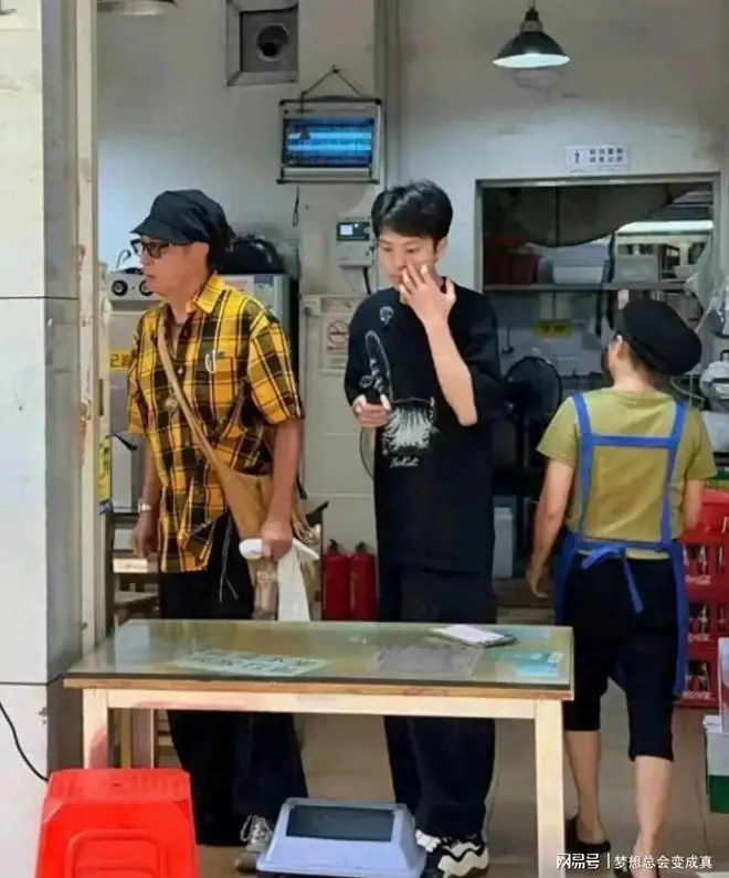 吴镇宇广州街头被偶遇，穿裙子吃肠粉，黑胖圆润变化大到不敢认！