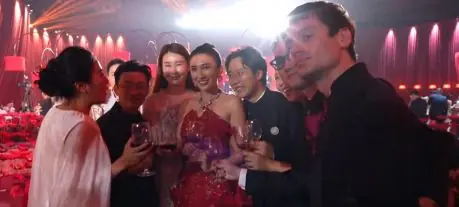 王宝强携女友参加婚礼被拍!冯清气场全开,衬得他像小娇夫