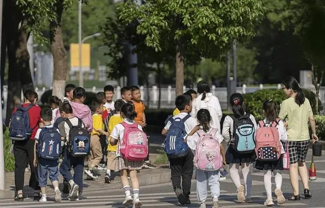 东莞一小学提前放假，多名家长投诉！