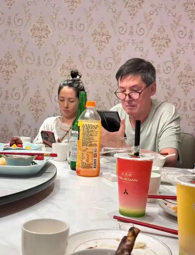郭碧婷爸爸迎70大寿，向佐现身为其庆生，状态很好看起来像50多岁
