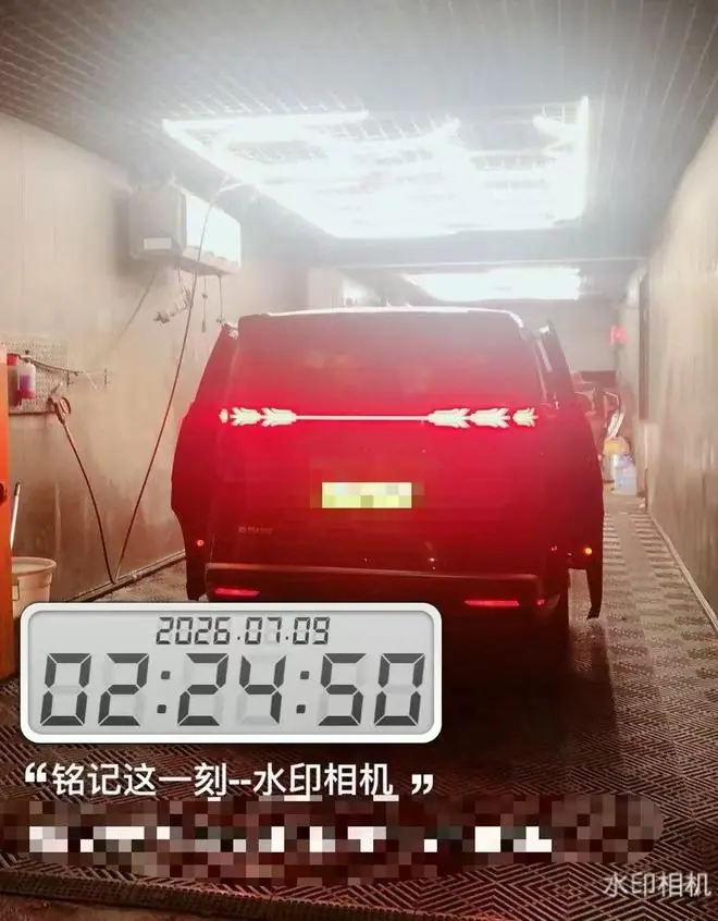 男子深夜打专车在后座留下大便离开，司机：经协调对方只愿赔799元清洗费，但粪便已渗入海绵，或需上万元换座椅