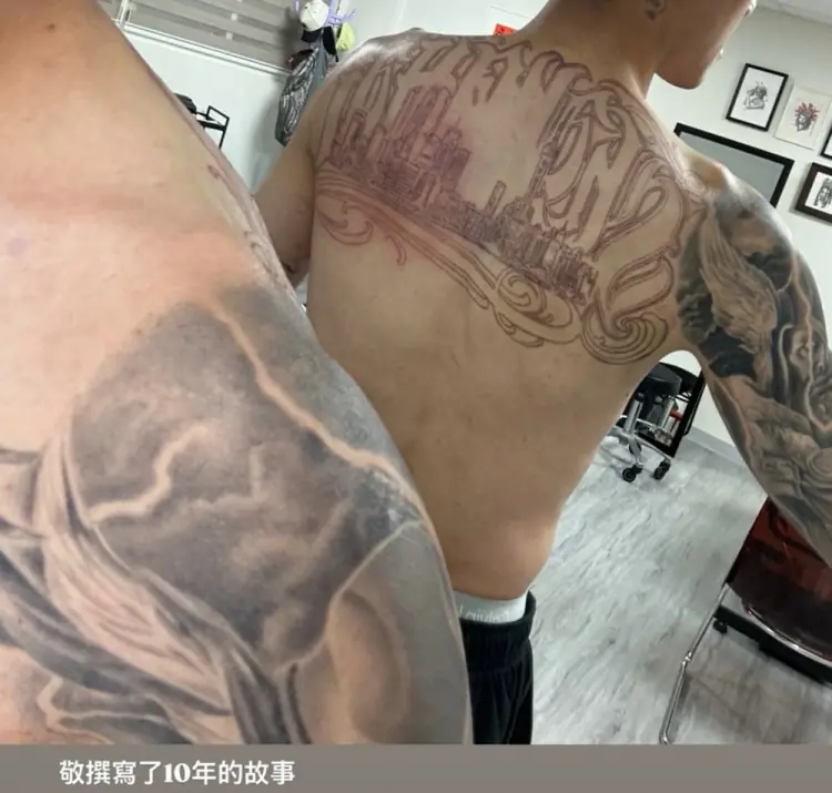 敬撰写了10年的故事!刘铮晒后背上海天际线新纹身!