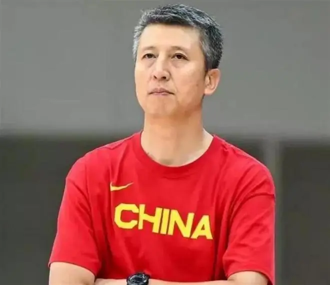 男篮世预赛！中国73-92不敌日本，赛后杨鸣、杨毅和杨健都说了啥