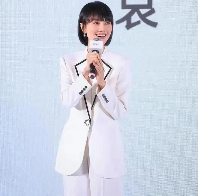 袁泉不愧是真正的靓丽女王，身穿白色紧身西服分外帅气迷人！