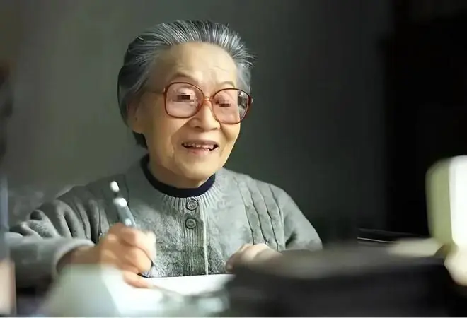 杨绛说：婚姻里的第三者，如果不图你的钱，不图你的家庭，就是单纯地爱着你，那她还是第三者吗？