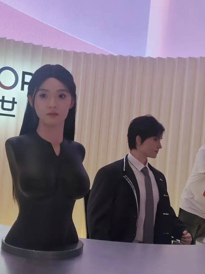定价直逼百万！全尺寸情感陪伴男性人形机器人比女性贵了11万，官方：功能完全一致