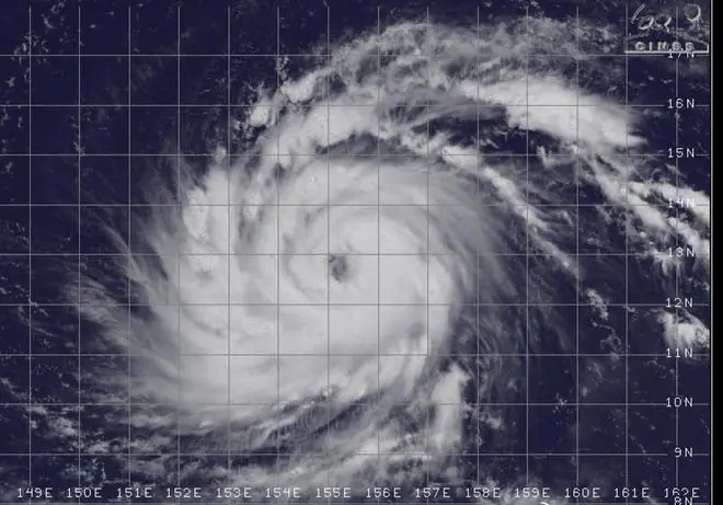 9号台风强度连升5级,风眼已开,10号台风将登陆海南,大暴雨来袭
