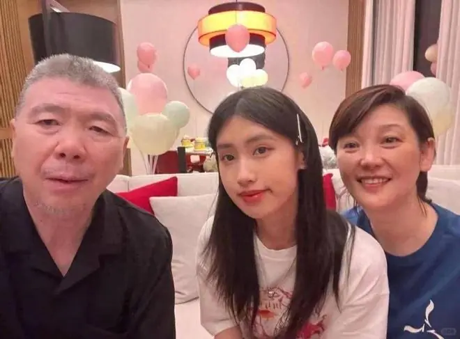 冯小刚这下老实了,坐头等舱脑袋全是斑块,养女徐朵脸肿原因曝光