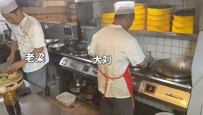 厨师忘关油锅致餐馆失火严重受损,写下“每月扣3000元工资直到赔清为止”欠条被老板撕掉:意外谁也不想发生,好好干一起面对未来