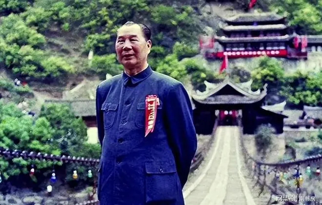 72岁杨成武重返泸定桥，老泪纵横：怎么就剩我一个了，你们都在哪