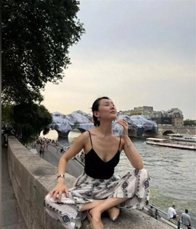 她是大家熟悉的演员,不拍戏在法国洗碗谋生,如今遭遇高温热得慌