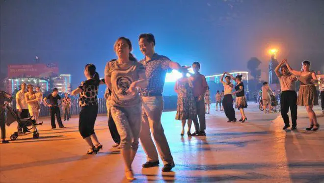 为什么奉劝老人不要去跳交谊舞?63岁阿姨说道:交谊舞害人不浅