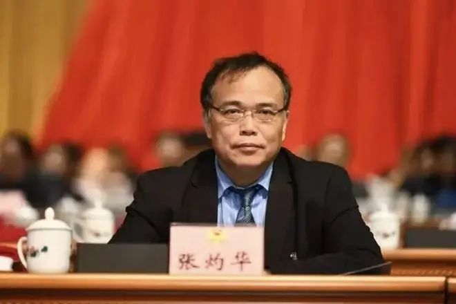 张灼华的一手好牌
