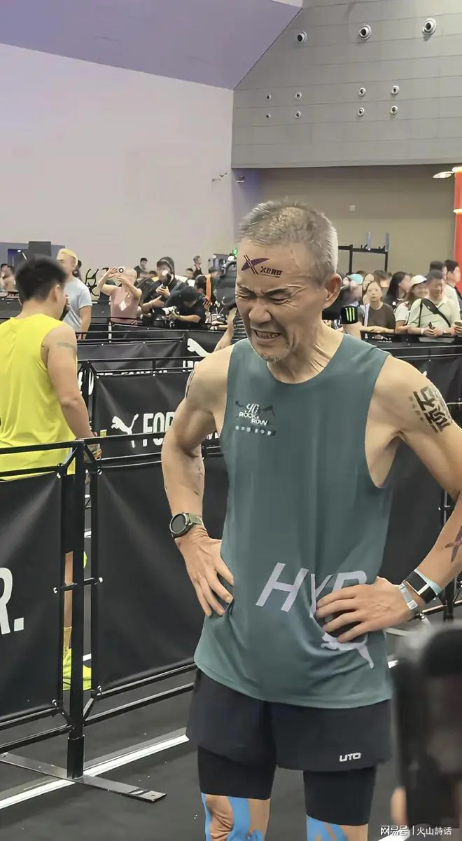累得龇牙咧嘴!75岁的王石参加杭州HYROX比赛,状态大不如从前了