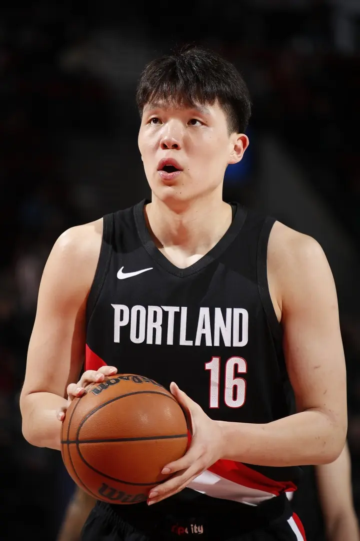 🔥瘦了也快了！杨瀚森半场15分钟2分5板2助 换手炸扣惊艳！