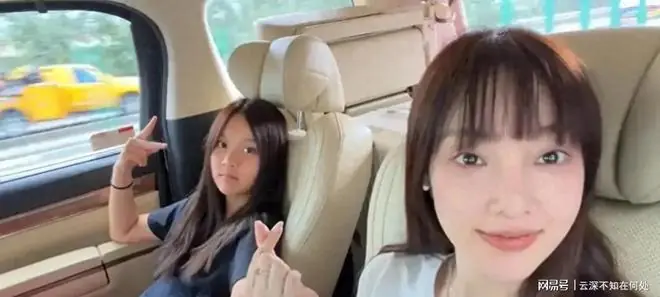 甜馨独自出国上夏校，姥姥粉衣亮相好优雅，姥爷背包包太宠了