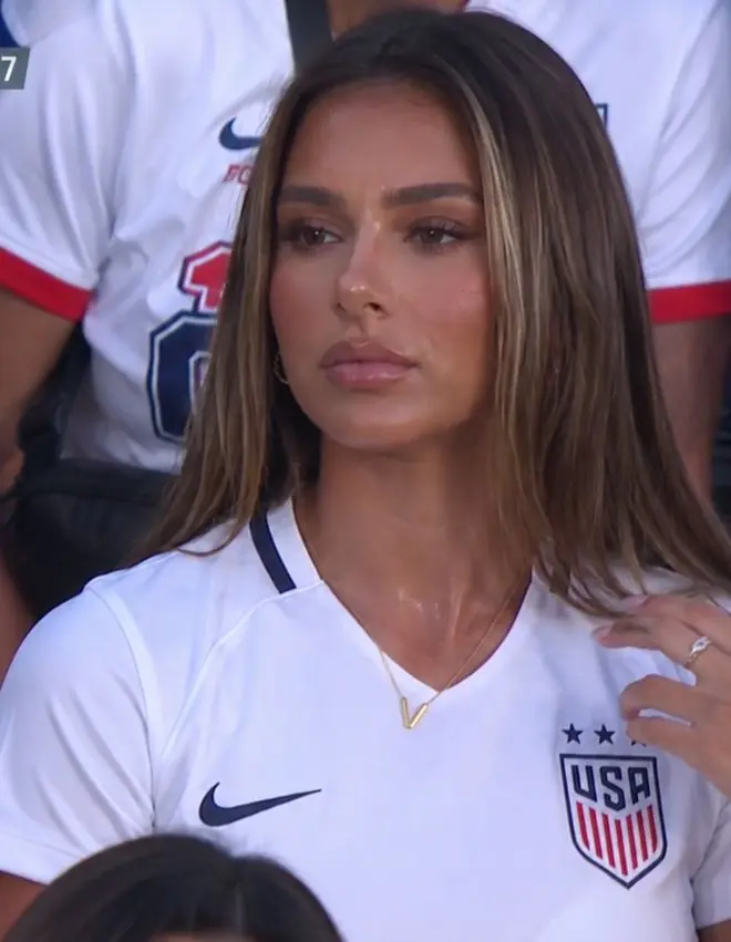 世界杯场边现超美女球迷!现场给其20秒镜头 支持美国和葡萄牙