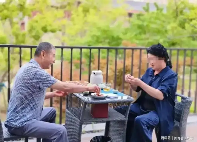 60岁大爷相亲40岁寡妇,寡妇一分钱都不要,新婚夜大爷感到困惑