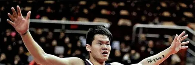 杜锋离任让广东宏远男篮董事长陈海涛难舍难分,他一家感情深厚,背后故事引人深思