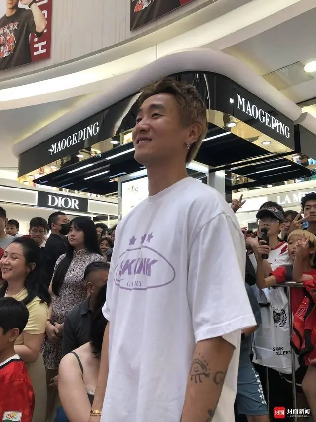 成都蓉城队长韦世豪现身王府井 与数十位球迷近距离互动