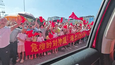 暖心刷屏！广西贵港群众夹道欢送消防救援队伍