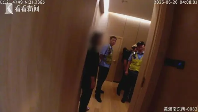 “他说要跟我重组家庭，双向奔赴！”女子失声痛哭，44万现金追回中被抛撒了一路