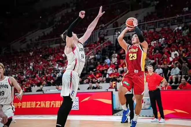 中国男篮动态更新！男篮高层深夜召开紧急会议，12名球员出发韩国多名球员已离队，赵继伟脚伤加重，郭士强已做好离职准备
