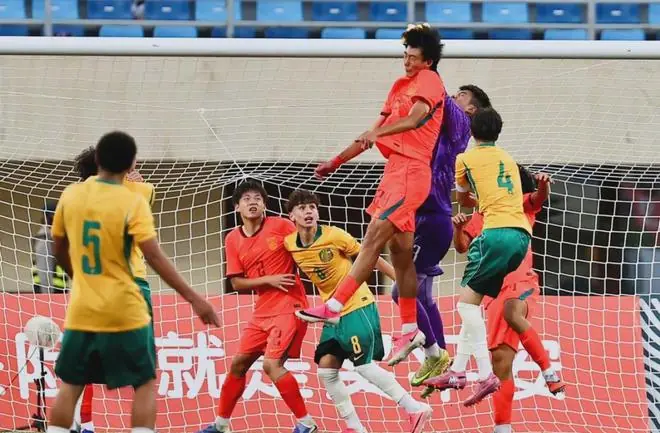 压着打！中国队3-0掀翻澳大利亚升到第一名，徐正鹏2助攻太出色