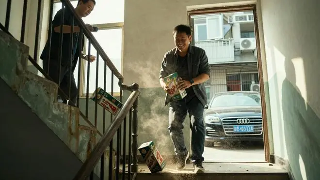 局长推开我钻上车喊干爹，我爸瞥一眼反问：你是谁？他当场僵住