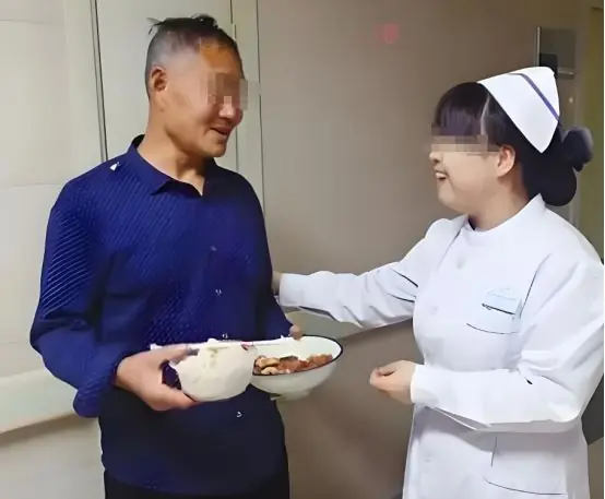 儿媳卧病在床5年，公公悉心照料，一天护士发现一纸条却吓得报警