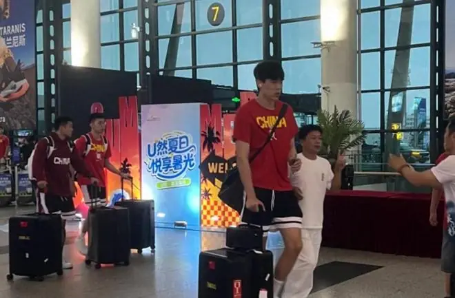 男篮大早启程韩国!全队情绪低沉,杨瀚森王俊杰严肃,压力山大了
