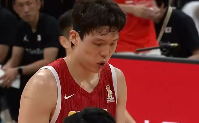 中国男篮落后日本10分!贺希宁10+2,王俊杰6分,杨瀚森拿不到球