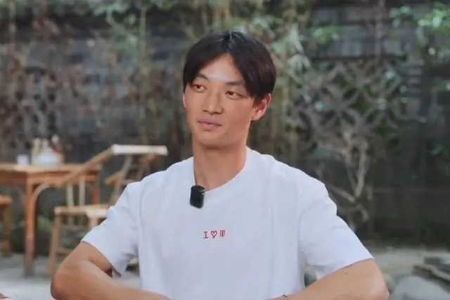 杨明洋:我会说几门语言,包括中英法德,常用法语和蹇韬对话