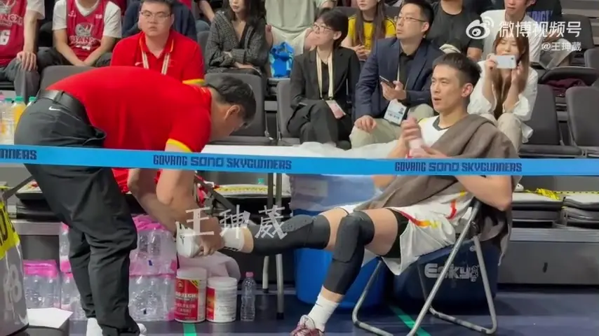 老将的担当!赵继伟一直坚持带伤作战 比赛中多次在场边接受治疗