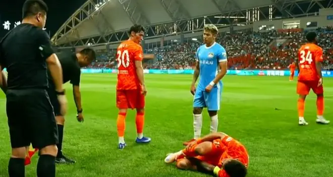 2-1!云南玉昆大逆转,裁判上演吹球帽子戏法,叶力江失误送大礼