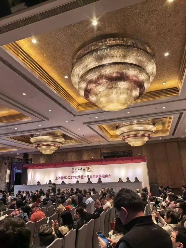 丁先生遭遇的“卖拐式拍卖”会场(受访者供图)