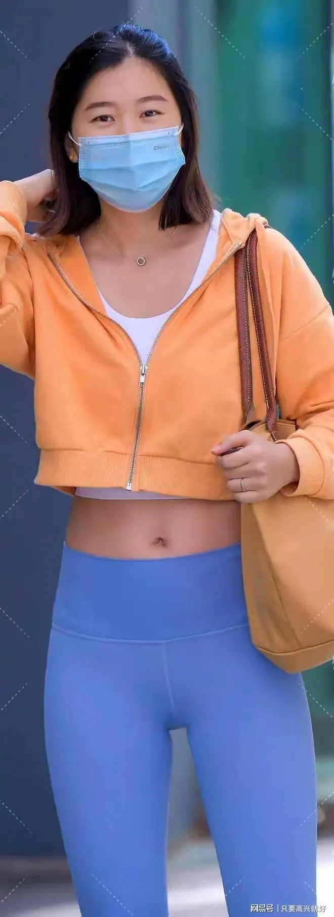 蓝色高腰瑜伽裤,勾勒人妻饱满丰腴腰臀曲线,休闲熟女氛围感拉满