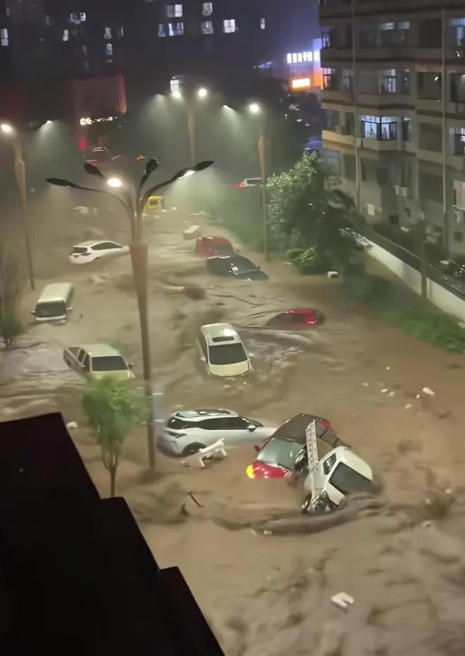 宽城暴雨：车如饺子般被冲走，泡水车成堆无人认领，水和房顶齐平