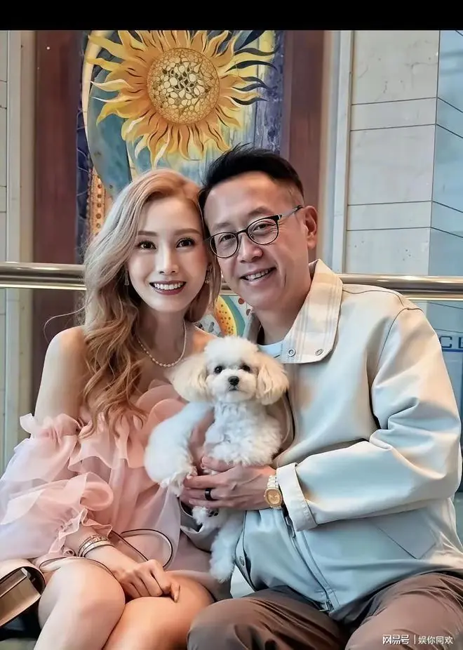 63岁许晋亨与55岁李嘉欣相伴依偎,怀中抱着小狗,画面满是温柔