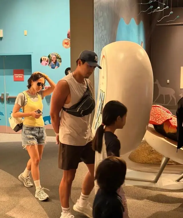 孙艺珍玄彬带娃现身迪士尼，玄彬全程牵着儿子，甜豆长卷发很可爱
